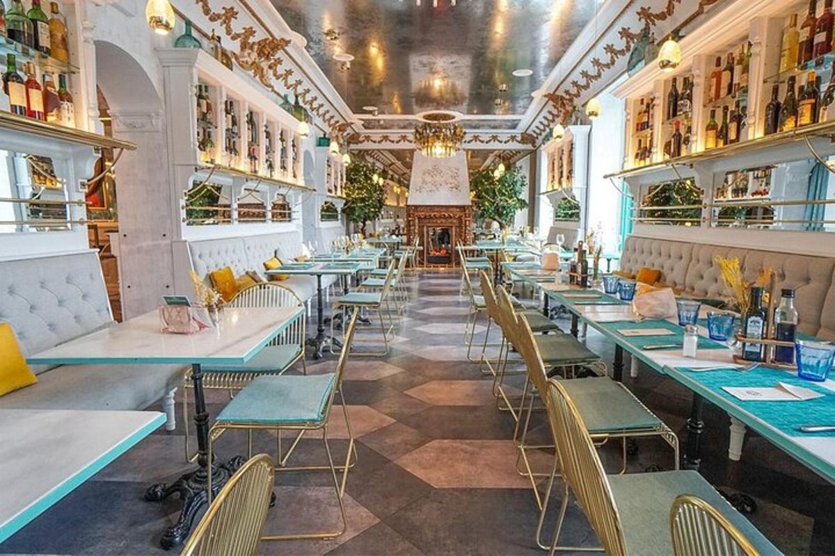 Un restaurante con mesas y sillas en una habitación.