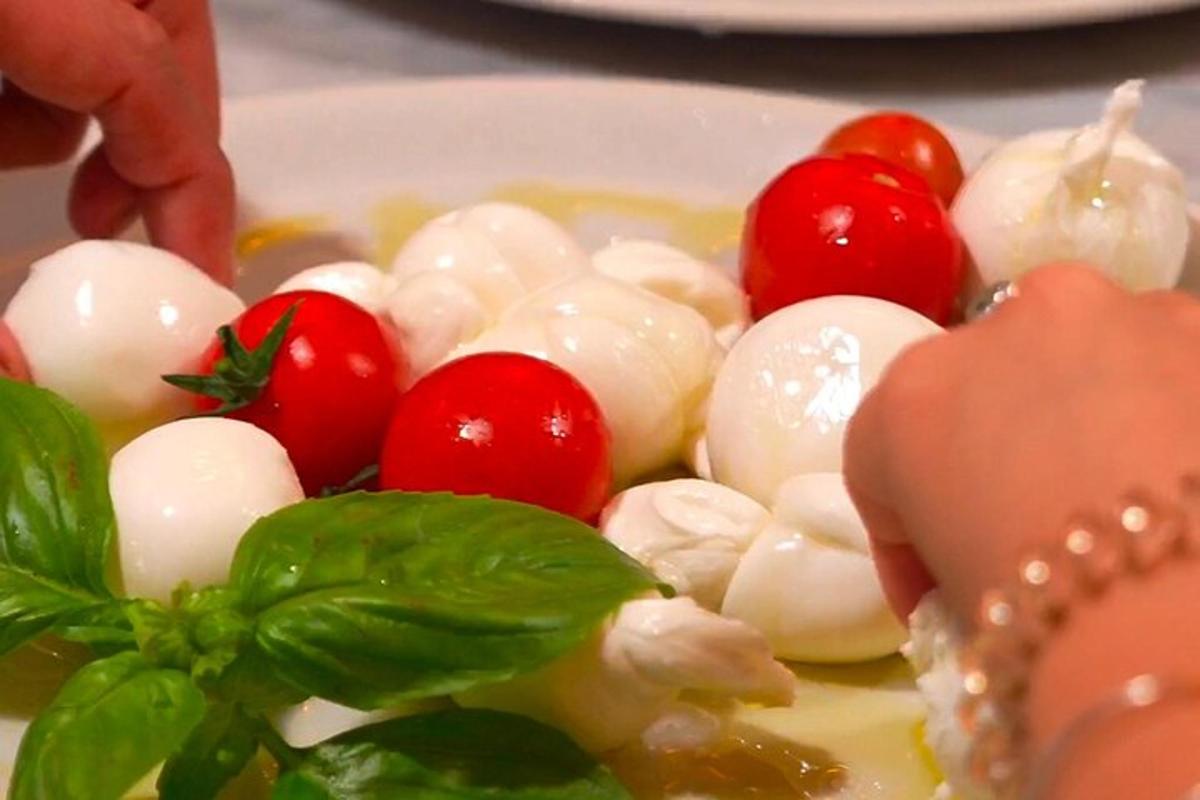 sepinggan makanan dengan tomato dan sayur-sayuran lain