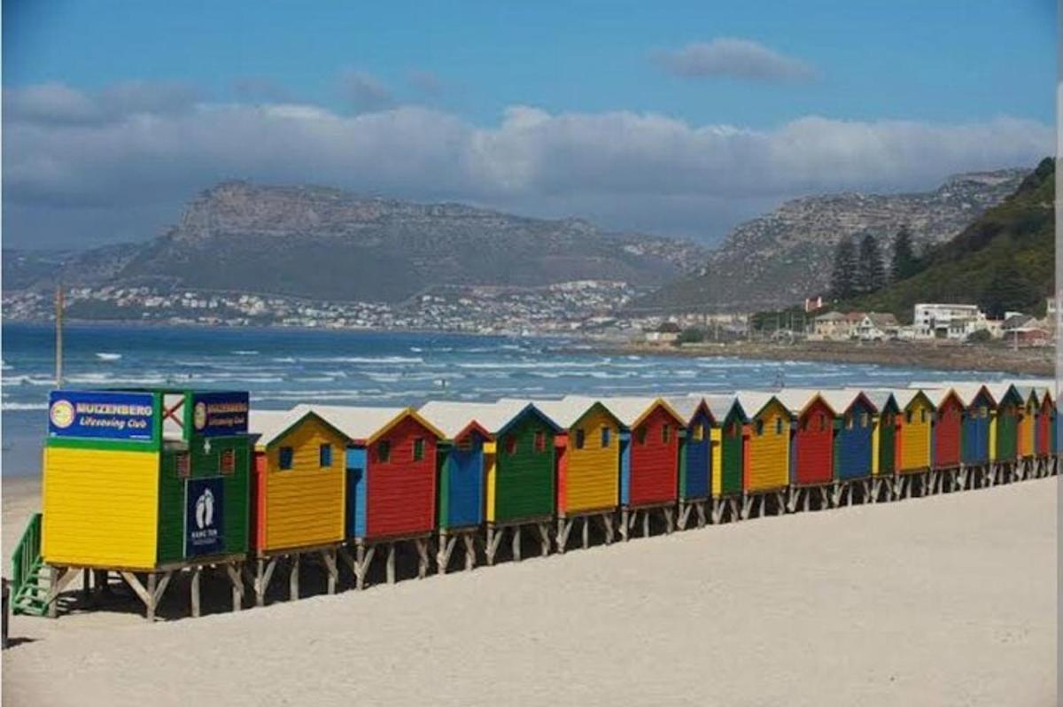 een rij kleurrijke strandhutten op het strand