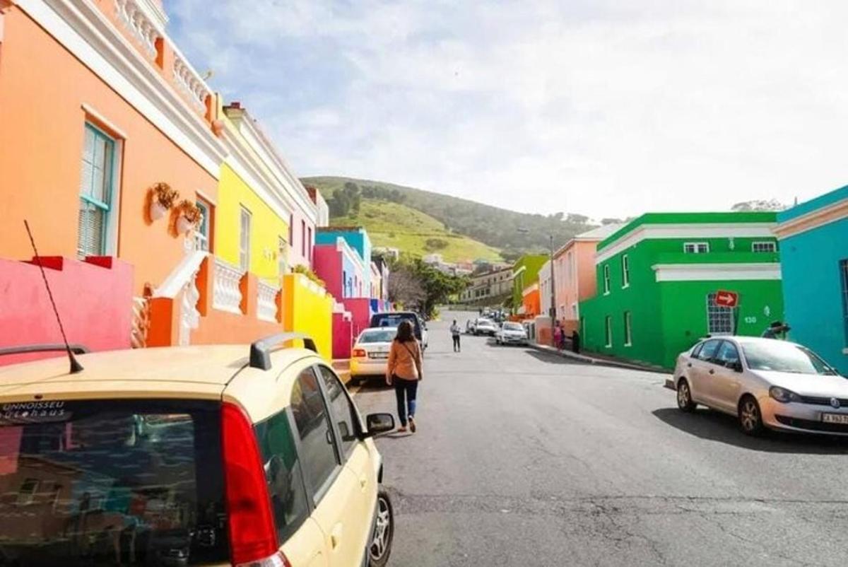 žena jdoucí po ulici se zaparkovanými auty
