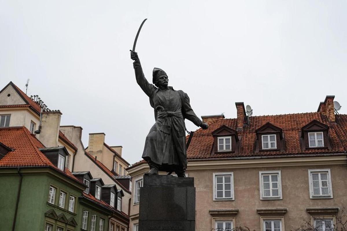 kip ženske s sulico v roki