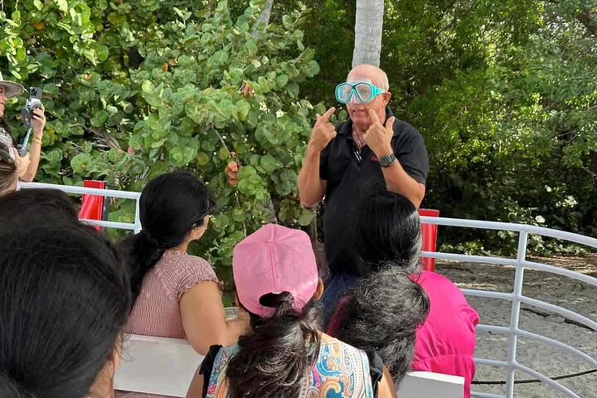 um homem usando óculos escuros está conversando com um grupo de pessoas