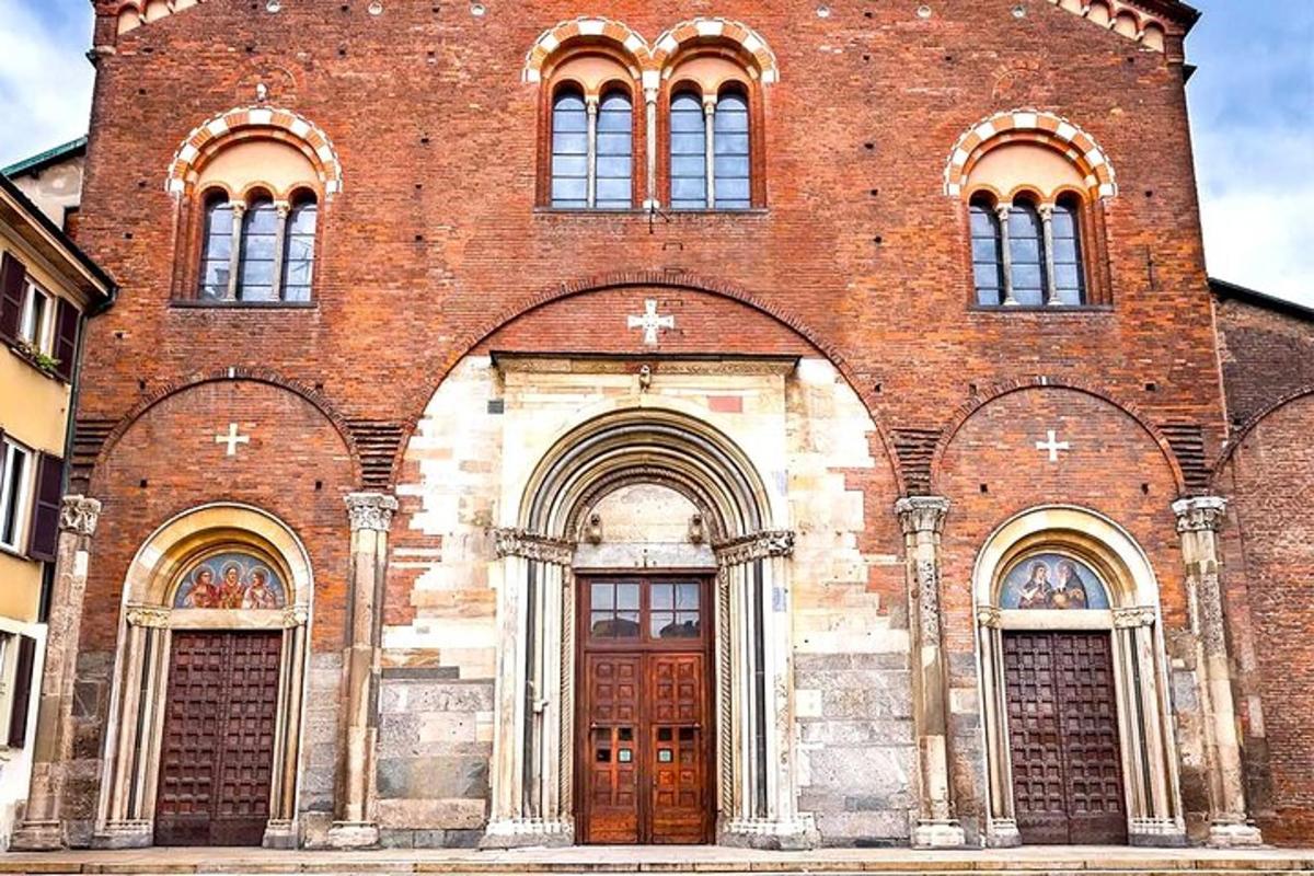 una grande chiesa in mattoni con due ingressi e due porte