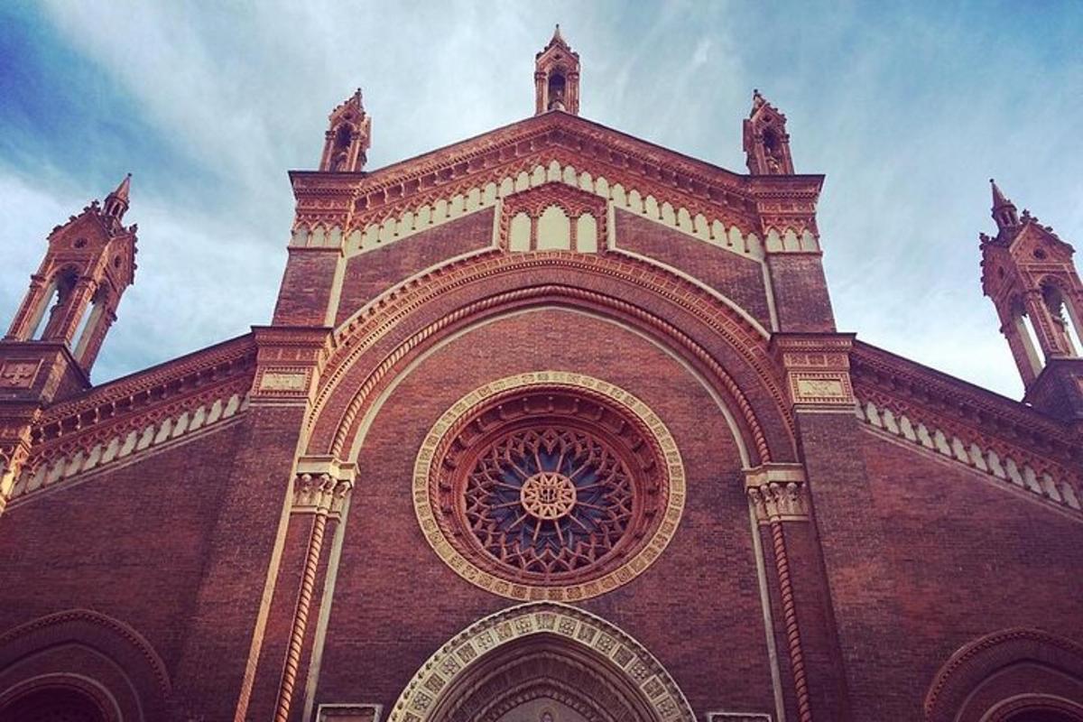 un grande edificio in mattoni con un arco sopra