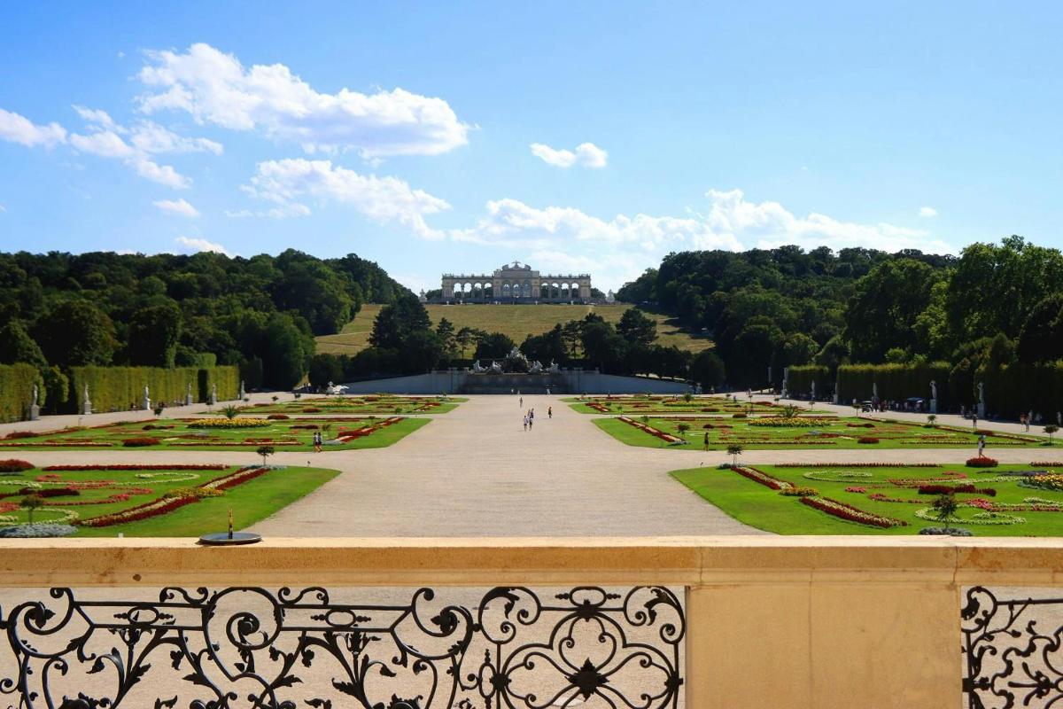 una vista di un giardino con un edificio sullo sfondo
