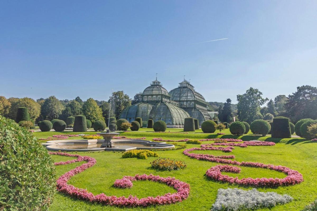 un giardino con fiori a forma di numero
