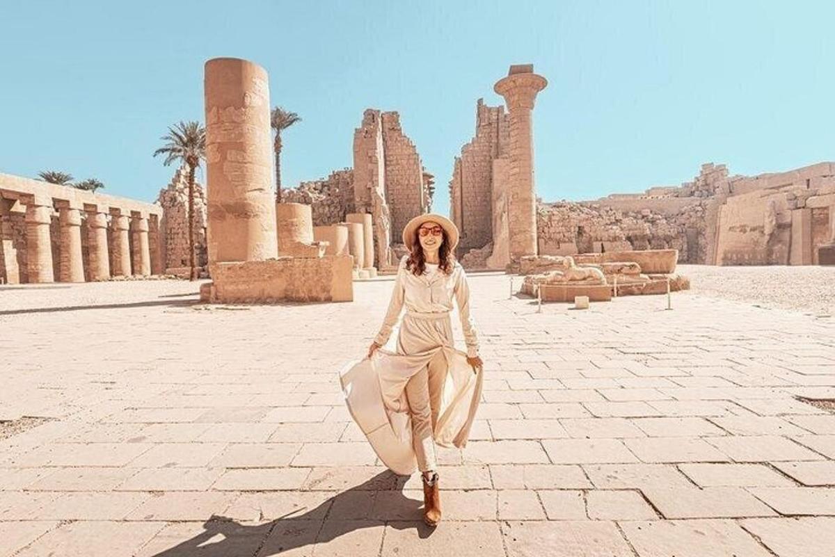 una mujer posando frente a un edificio