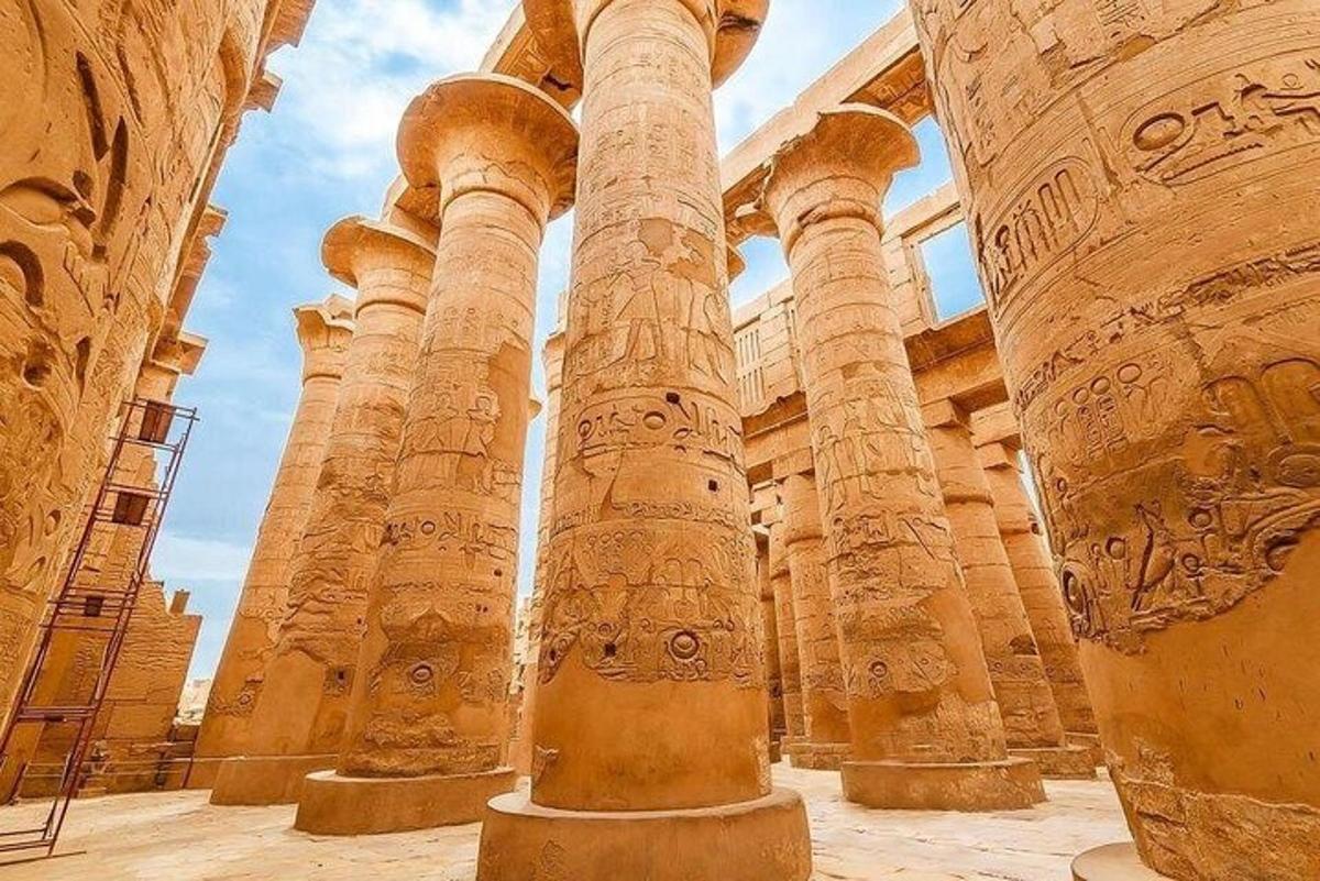 una vista de las columnas del templo