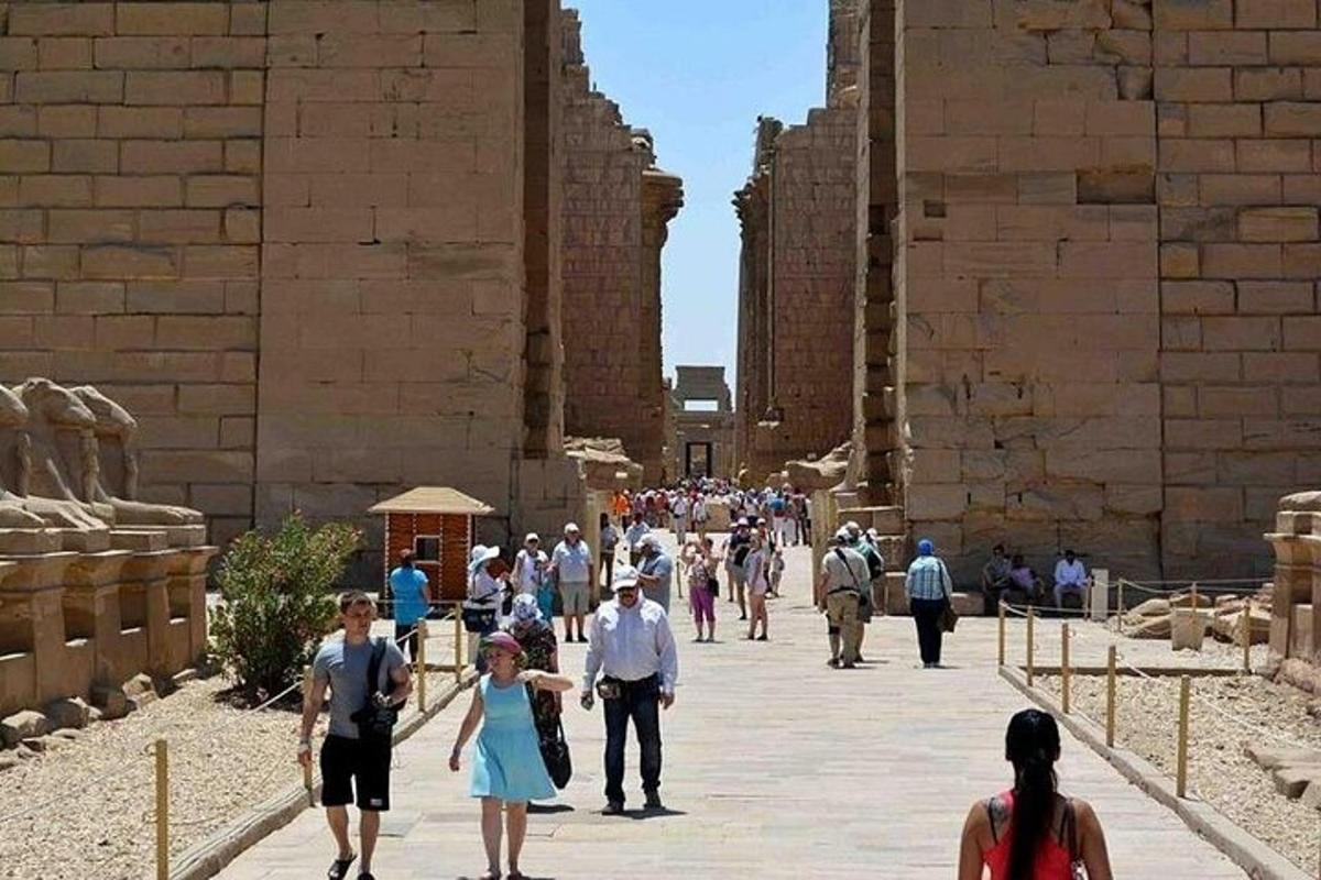 Un grupo de personas caminando por las ruinas