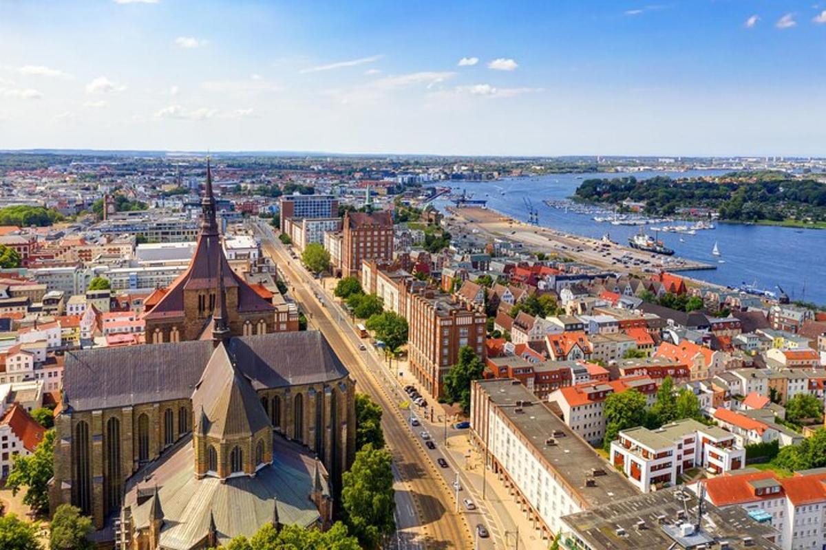 Letecký pohled na město s řekou a budovami