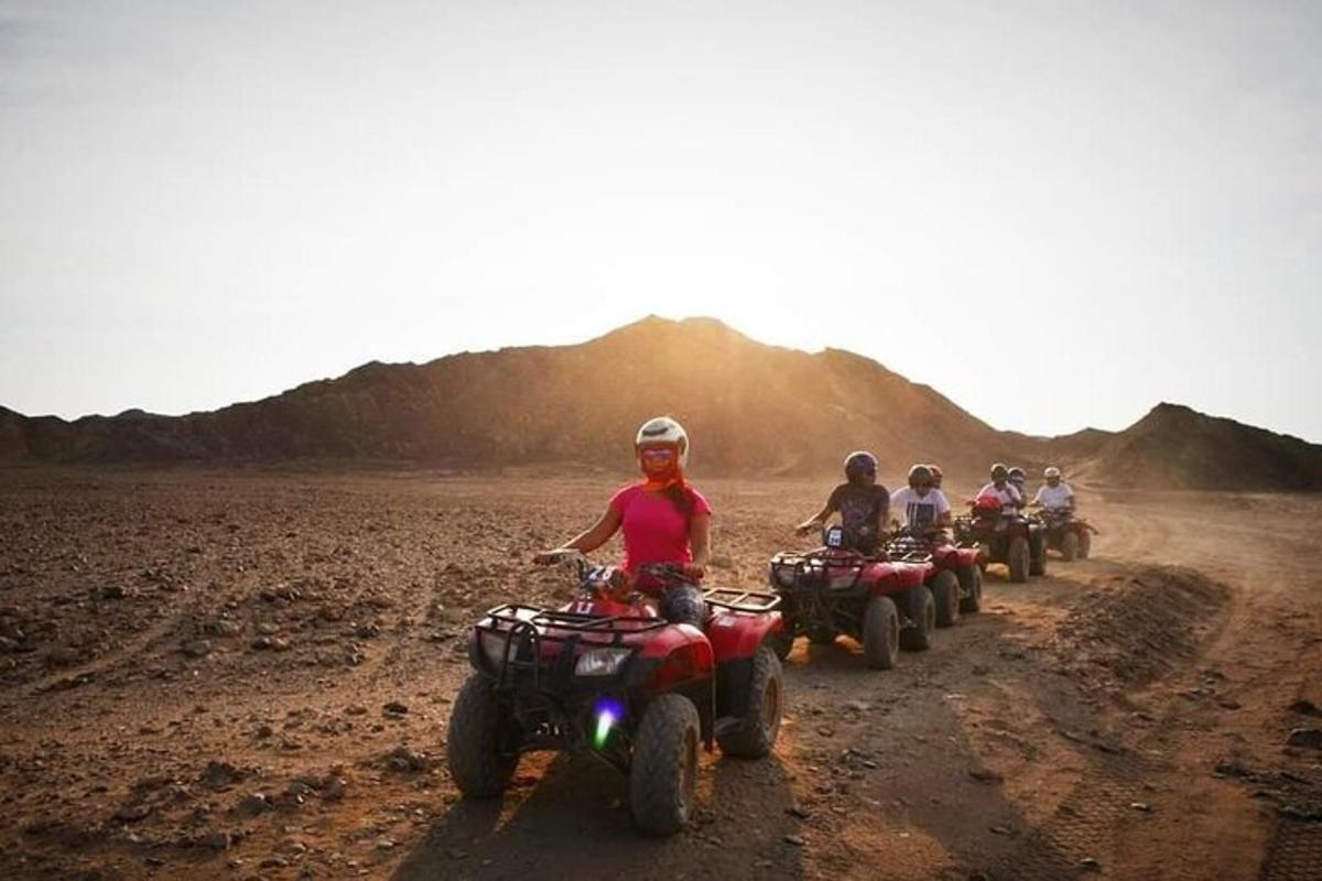 Μια ομάδα ανθρώπων που οδηγούν ATV σε έναν χωματόδρομο