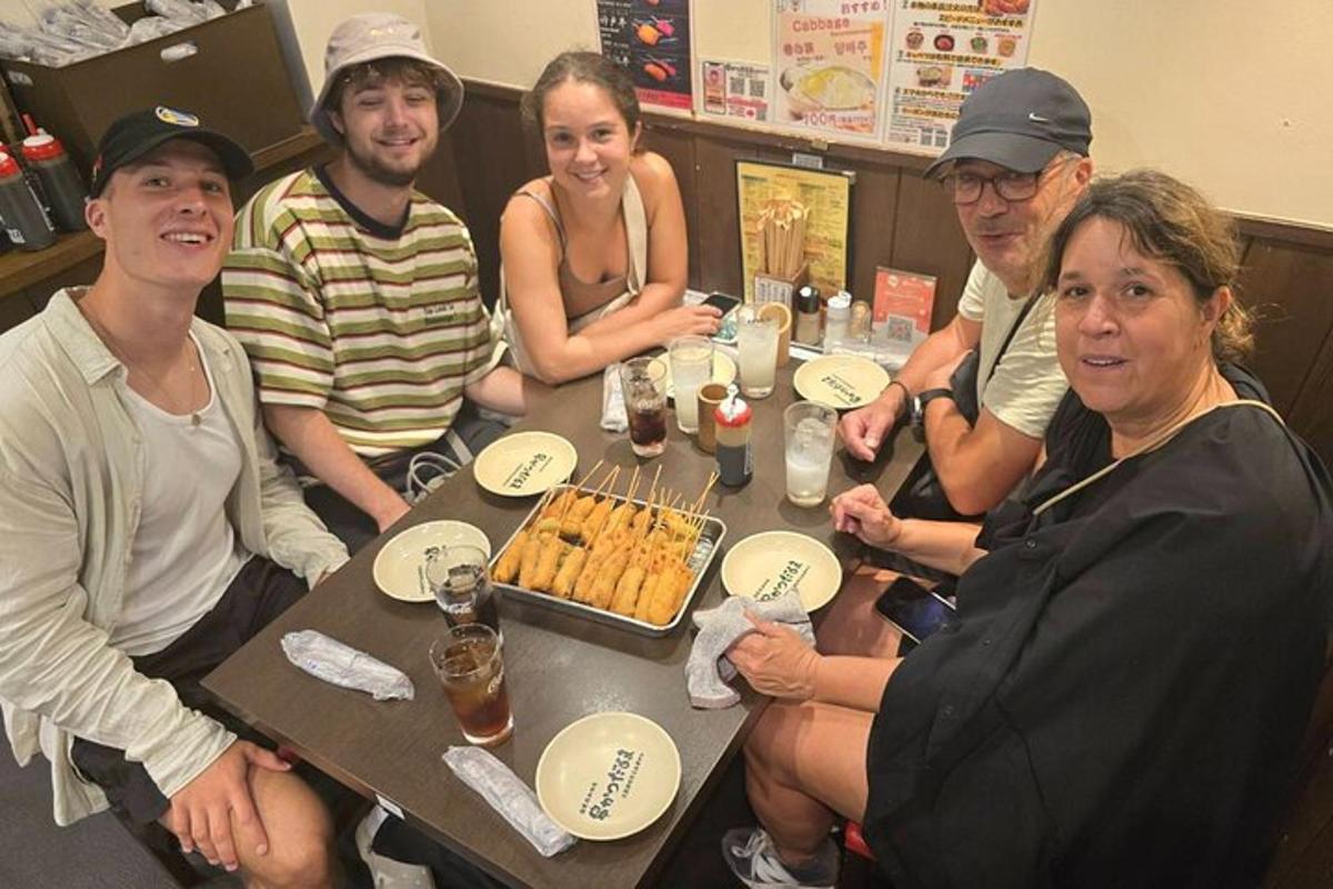 一群人围坐在桌旁吃饭