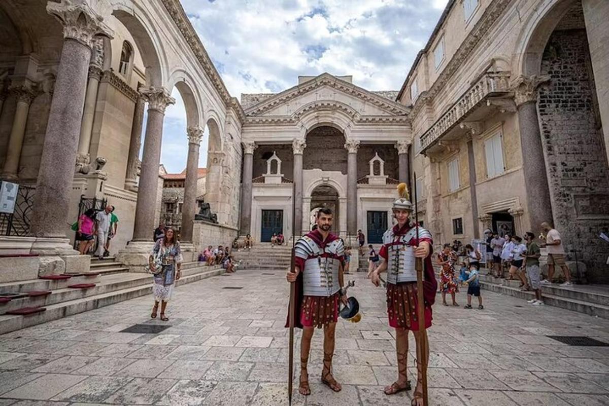 dos homes uniformats davant d'un edifici