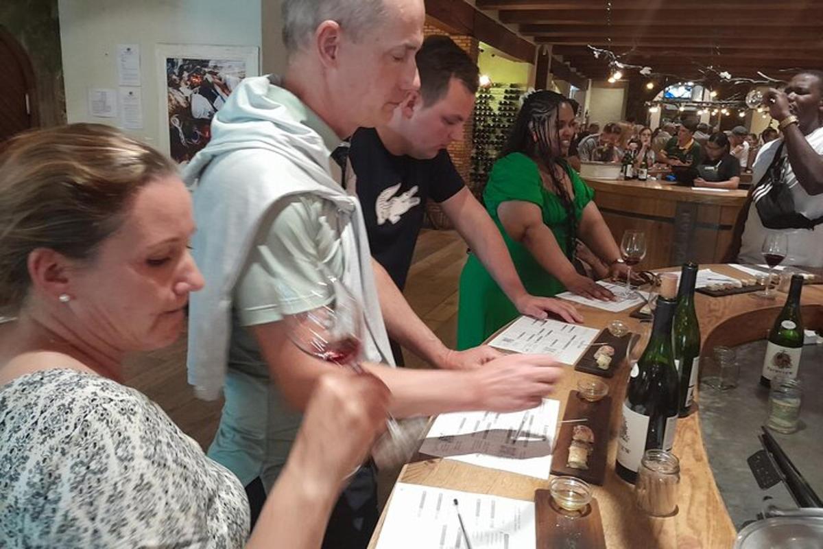 un grup de oameni care stăteau la un bar cu sticle de vin