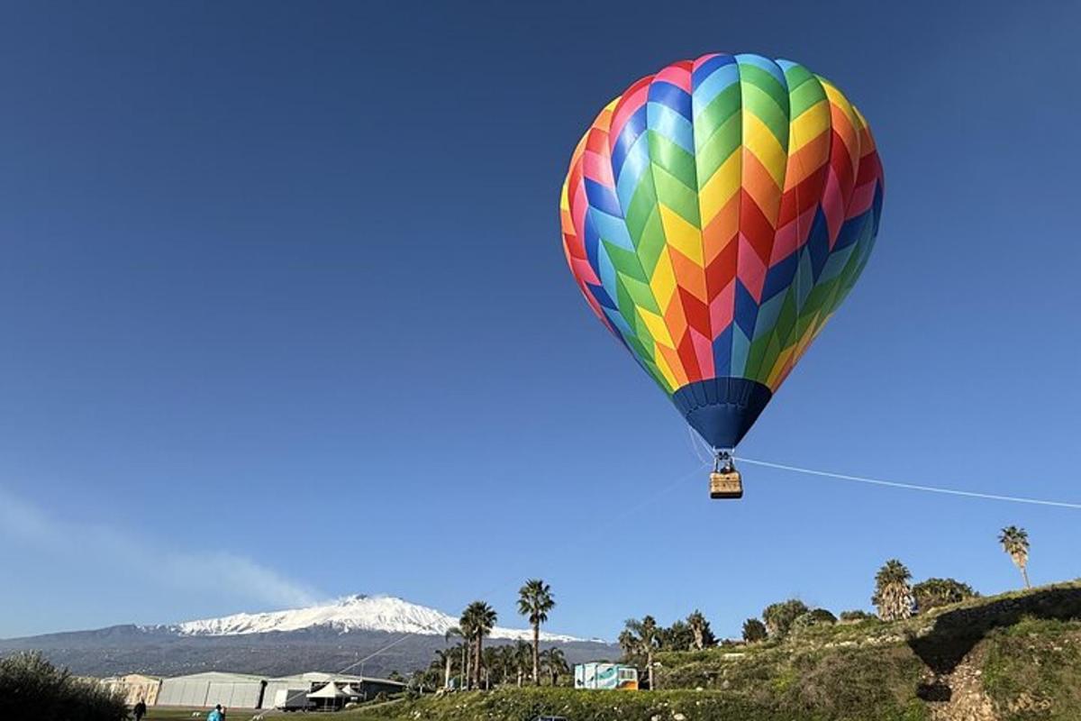 barvit balon na vroč zrak, ki leti po nebu