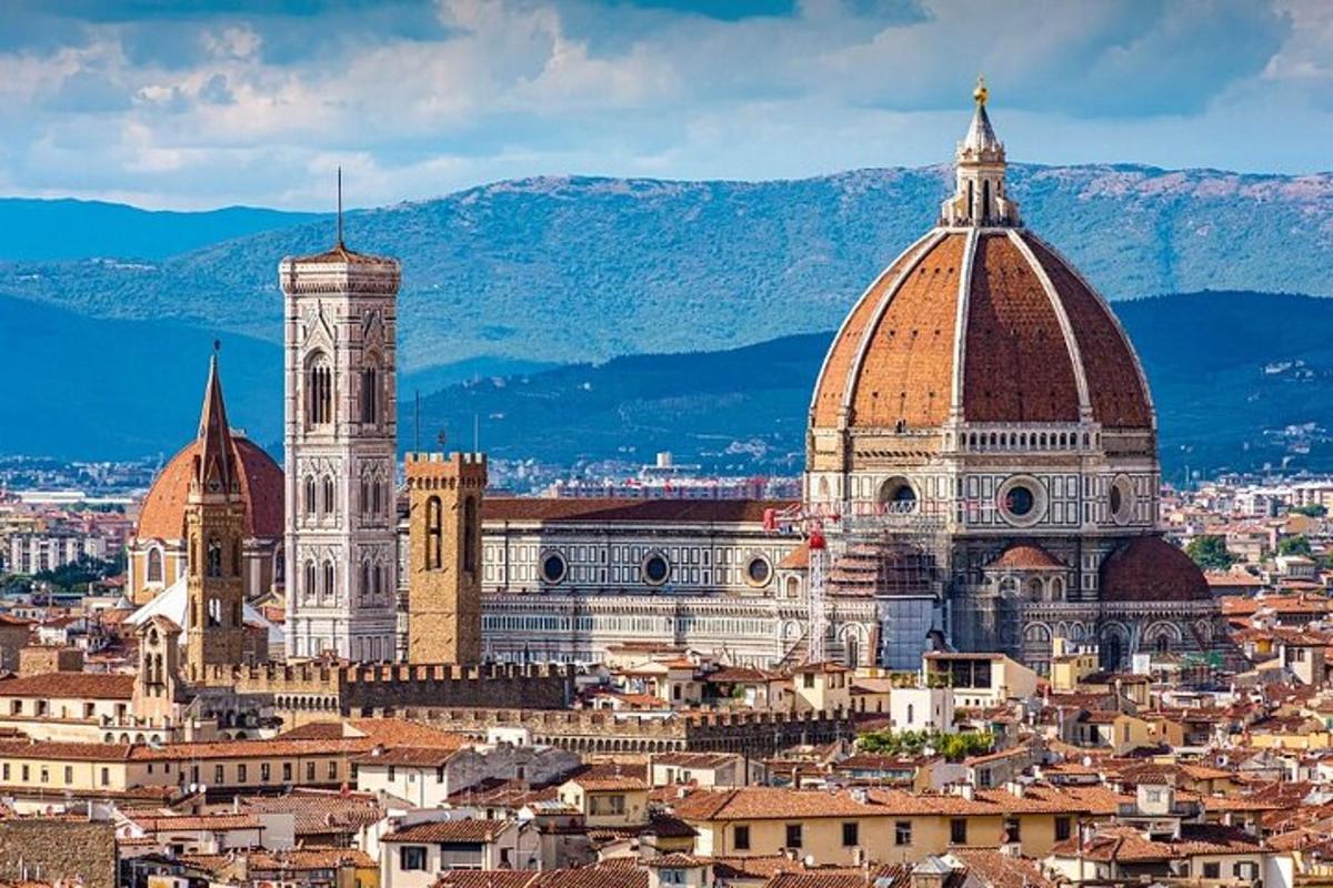 una vista di una città con una cattedrale e degli edifici