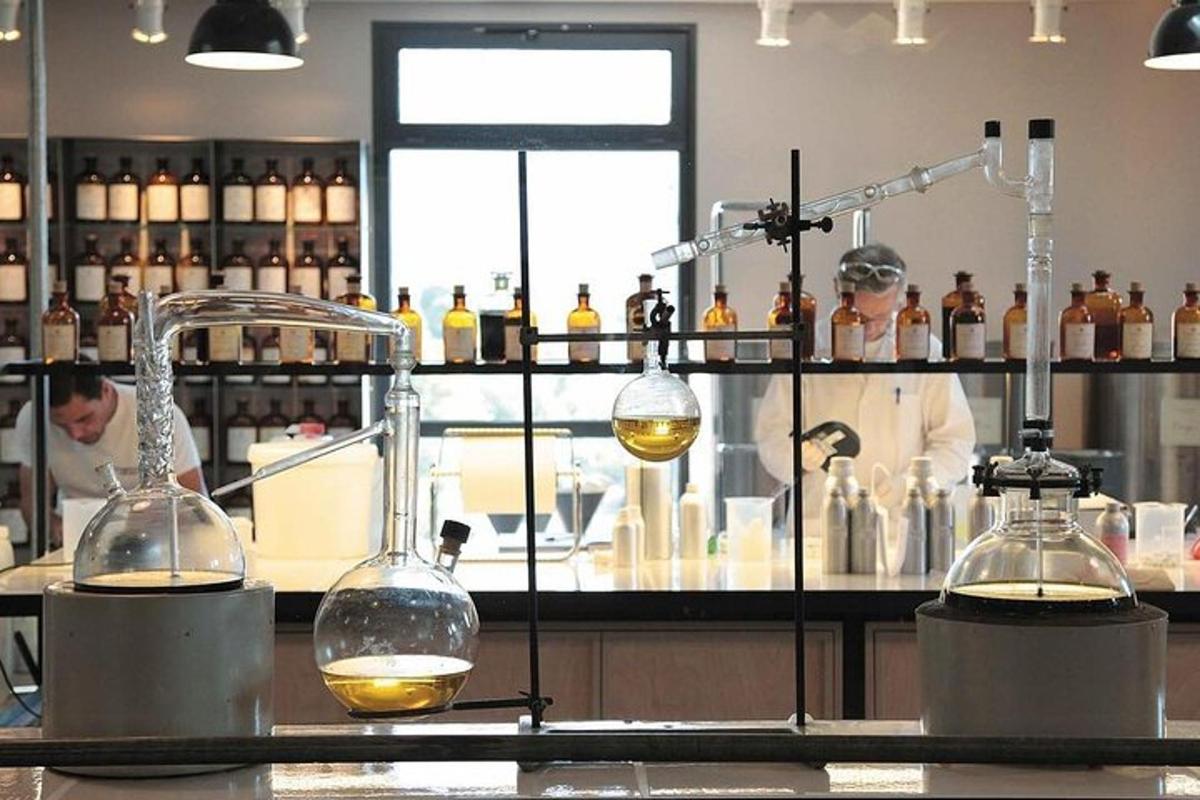 laboratoř se dvěma vědci v pozadí