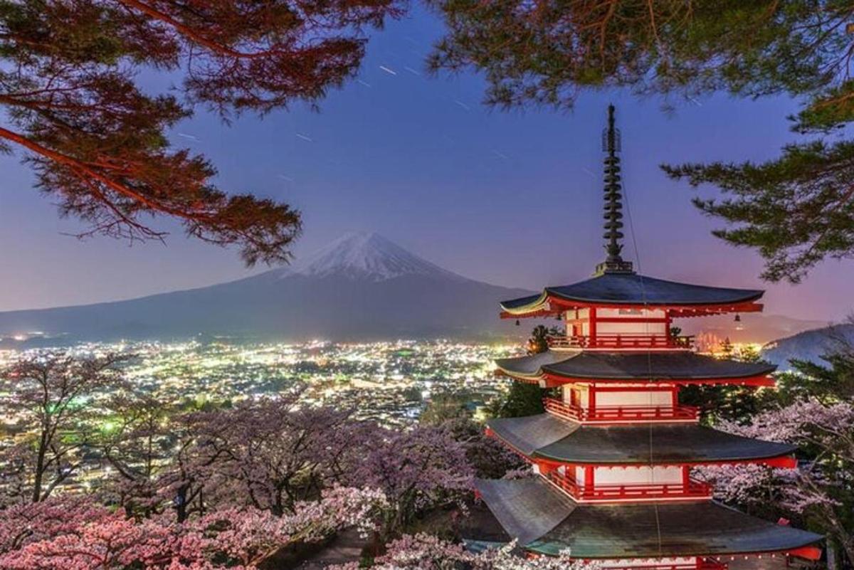 una pagoda con una montaña al fondo