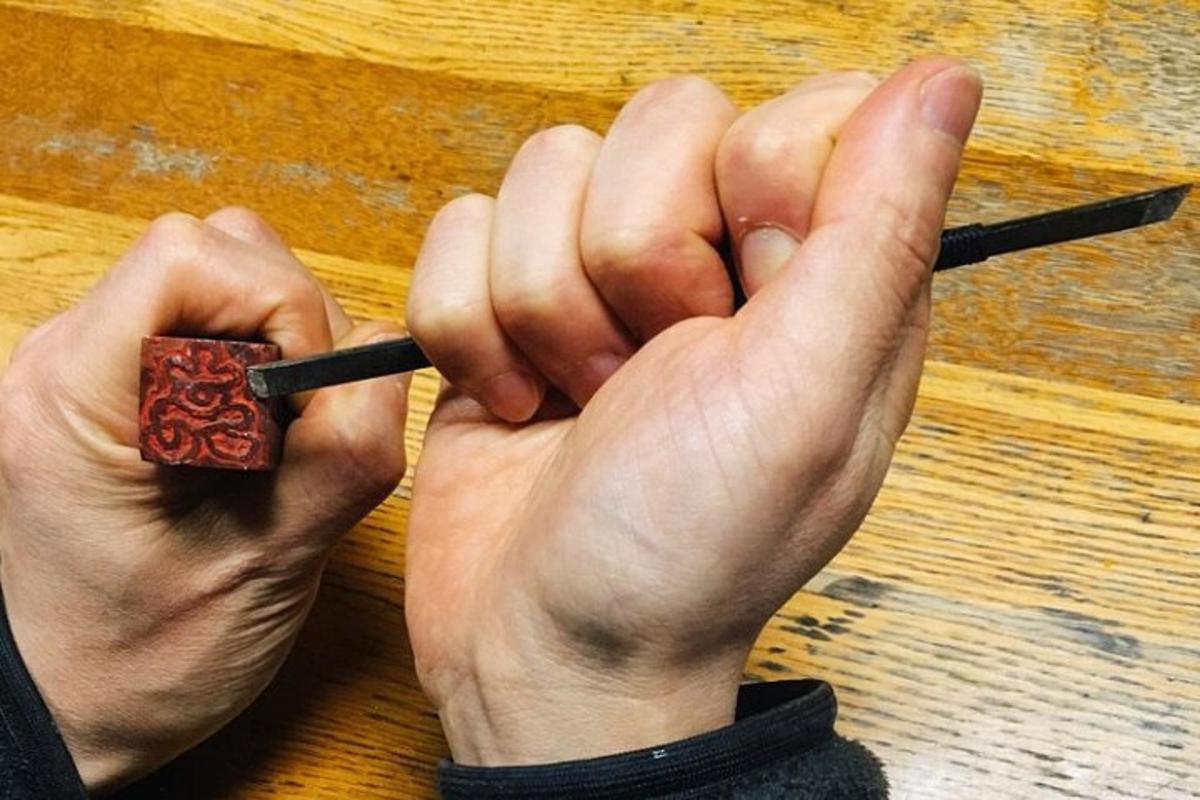 una persona che tiene in mano un oggetto di legno