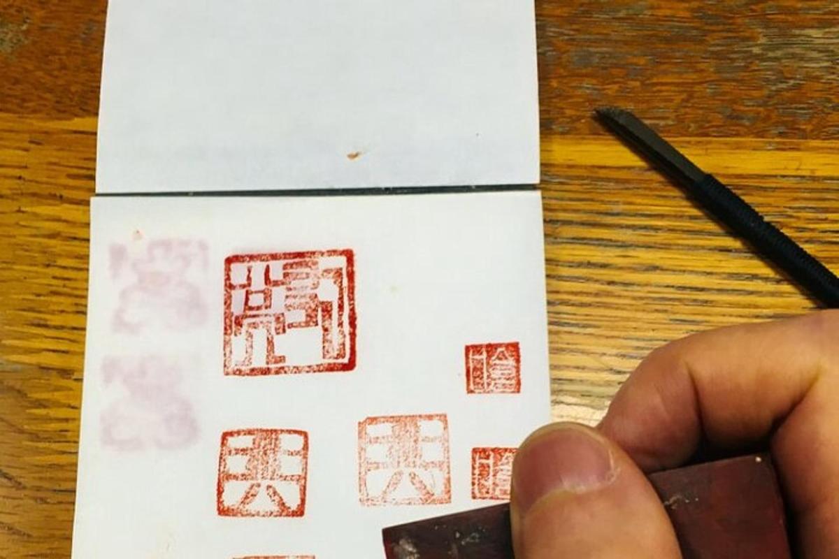 una persona che stampa un pezzo di carta con una matita