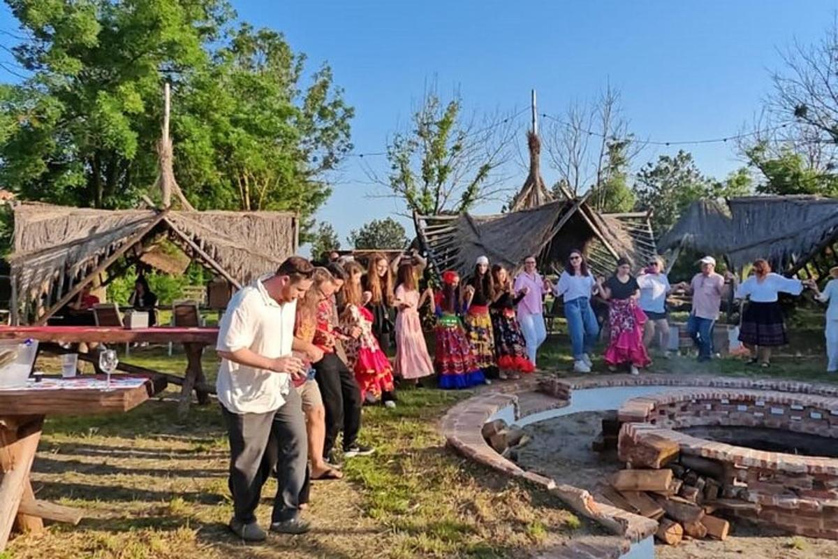 muž a skupina lidí stojící kolem bazénu