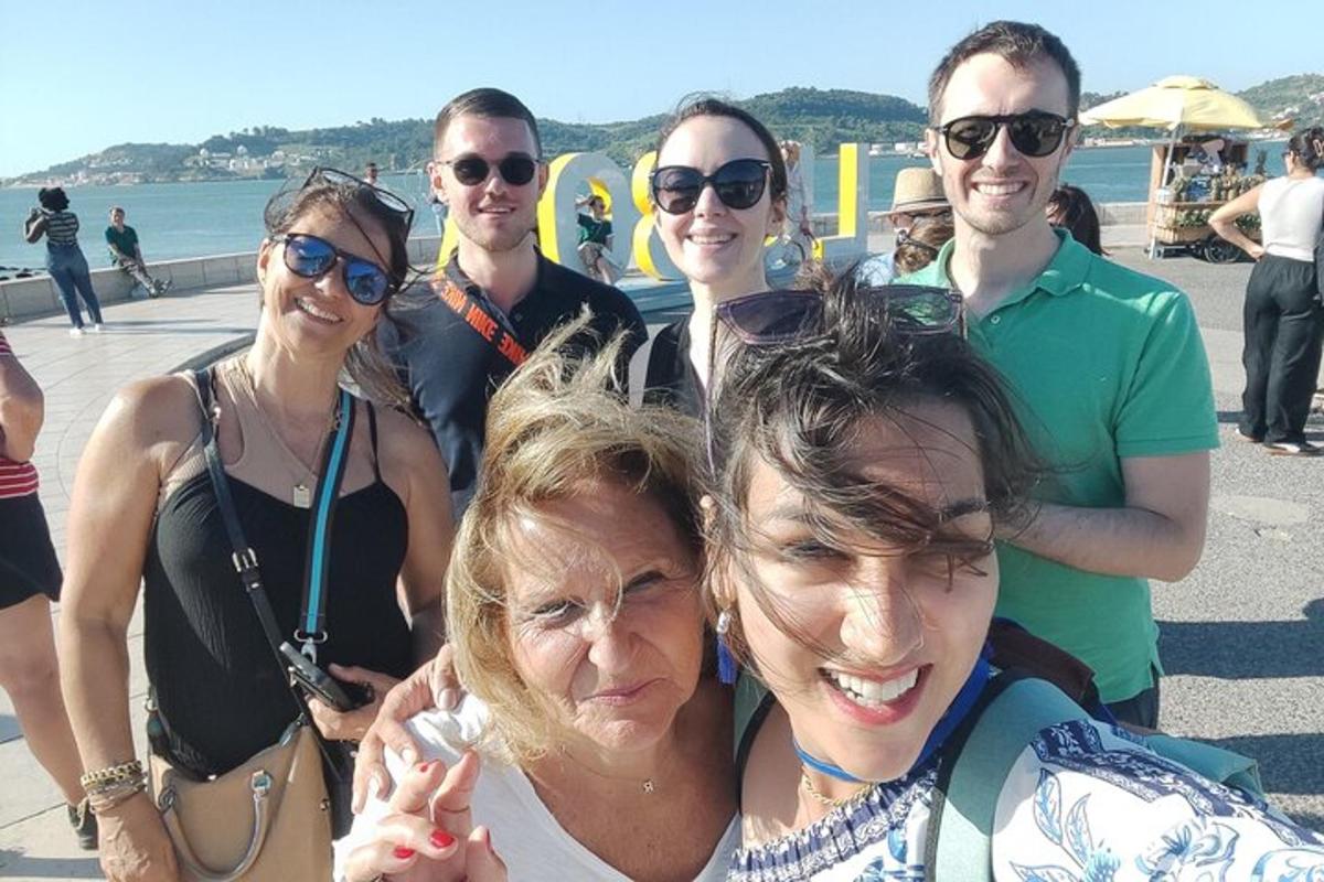 en grupp människor poserar för en bild på stranden