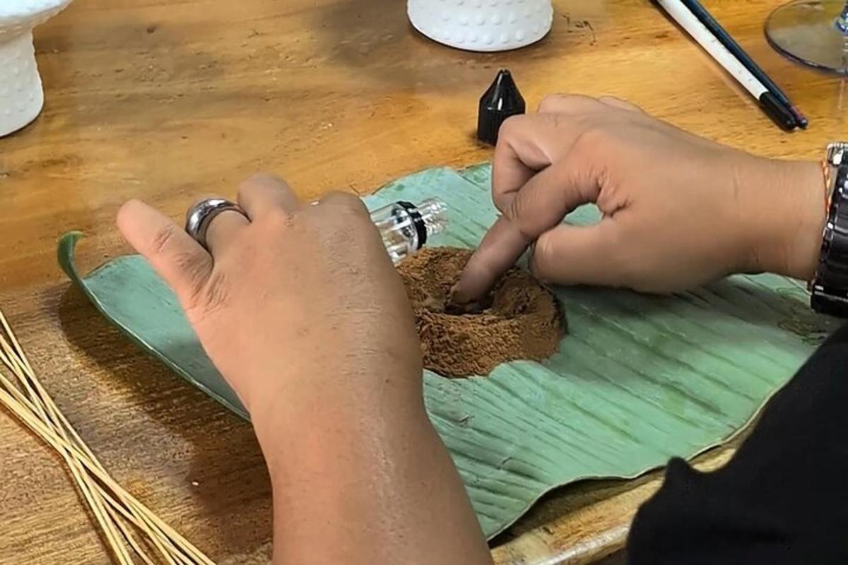 seorang kanak-kanak sedang membuat istana pasir dengan tangannya