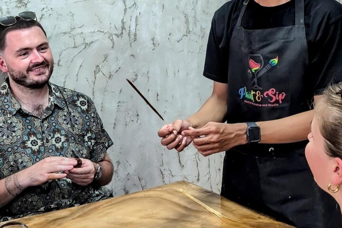 muž stojící vedle muže držícího nůž