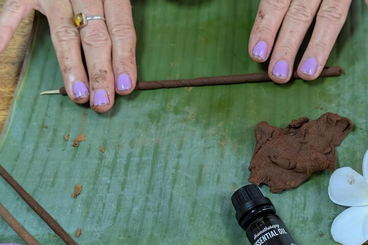 osoba s fialovými nehty a osoba držící cigaretu