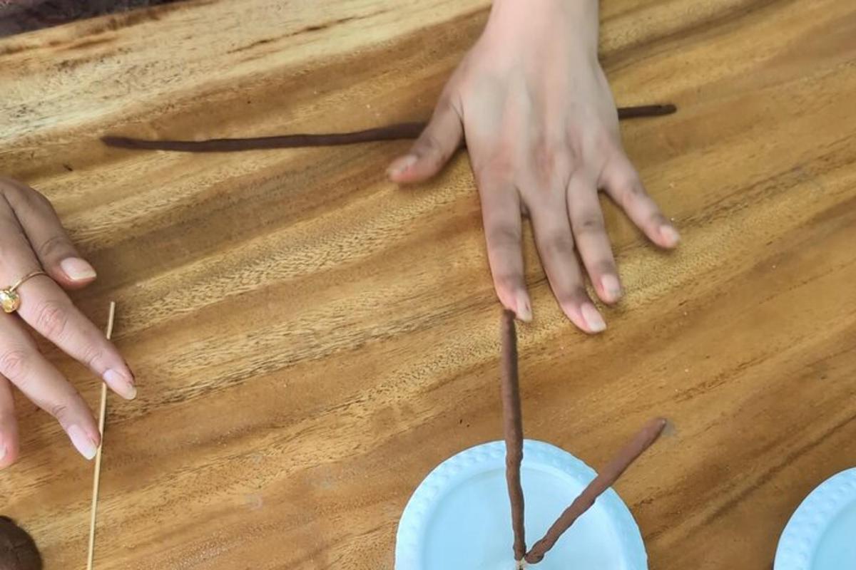 sepasang tangan membuat kek cawan di atas meja