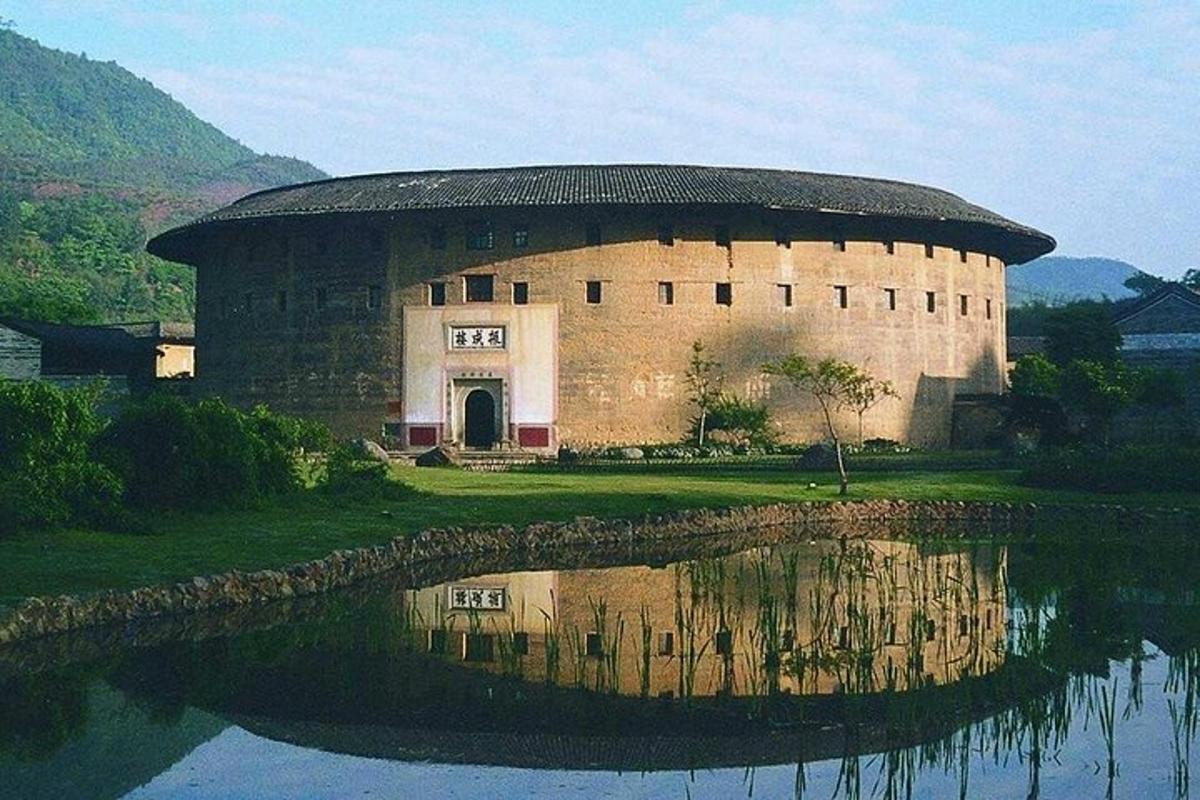靠近水域的大型建筑