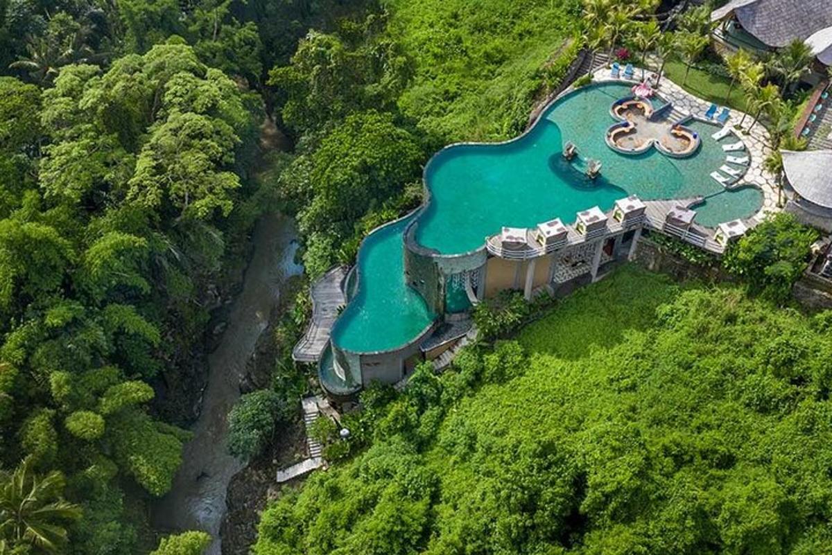 vista aèria d'una gran casa amb piscina