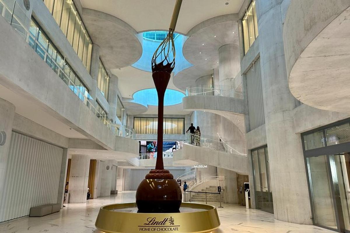 Un museo con un gran jarrón en medio de un edificio.