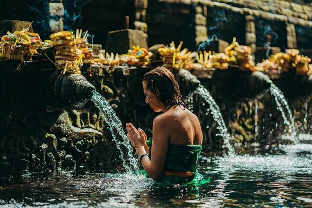 seorang wanita berdiri di dalam air di dalam mata air