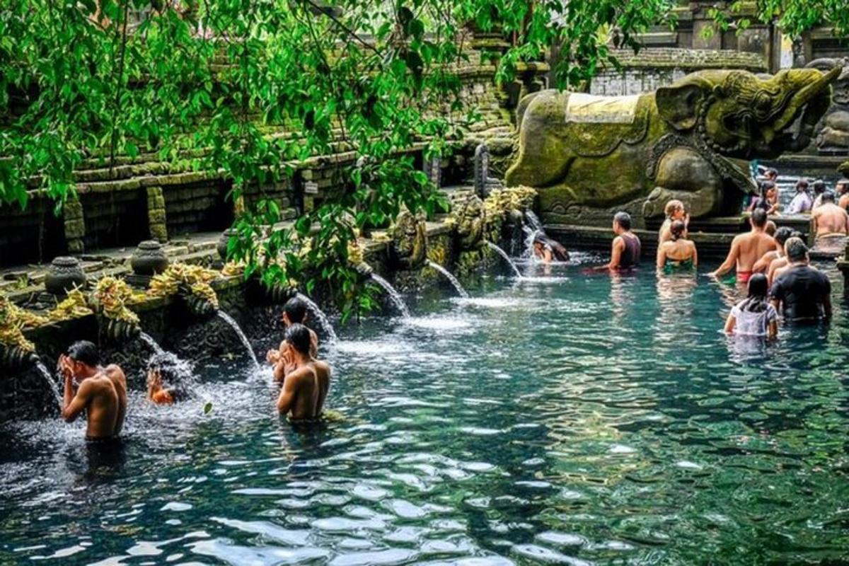 sekumpulan orang di dalam air berhampiran mata air