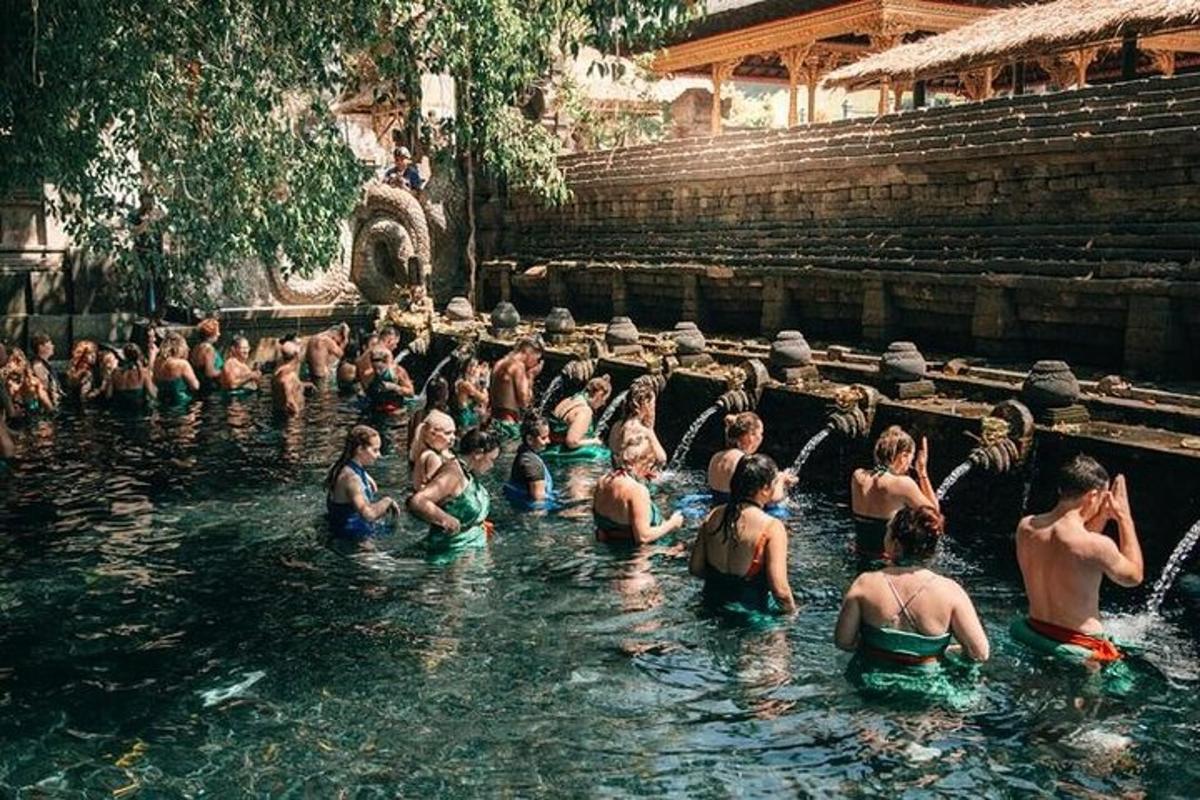 sekumpulan orang di dalam air di kolam