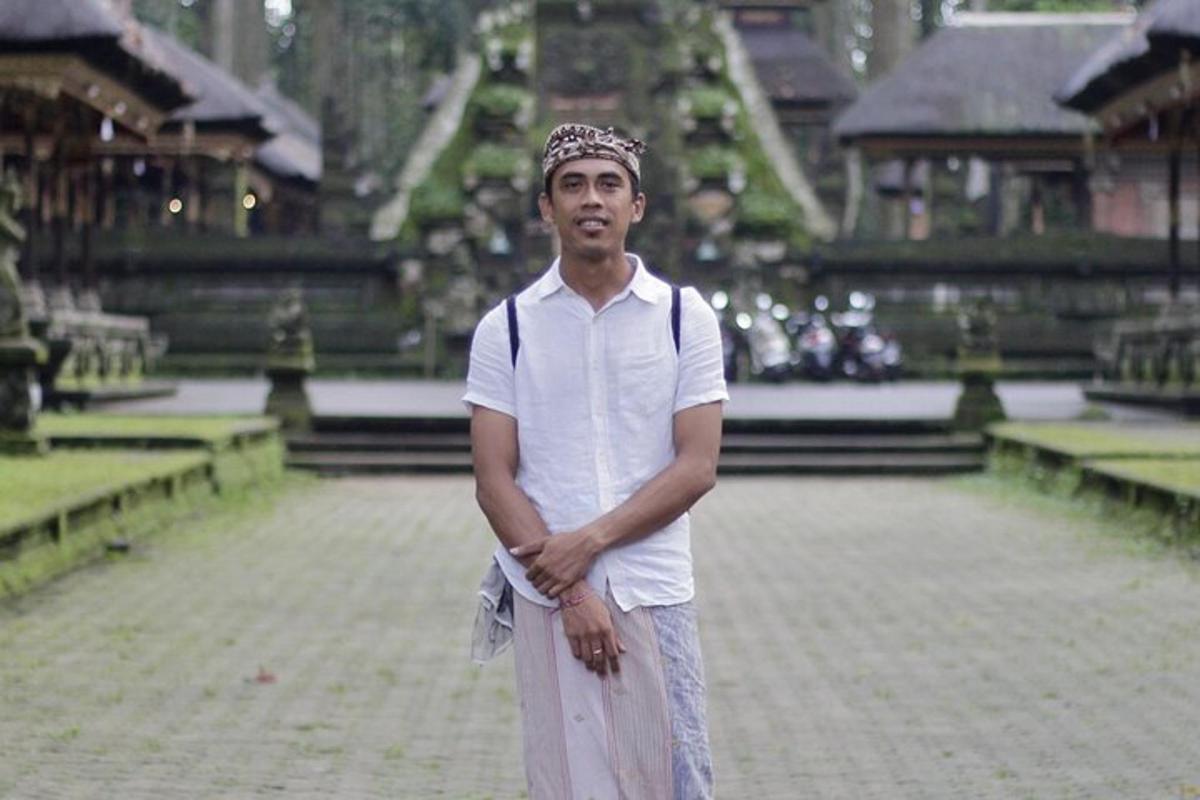 seorang lelaki berdiri di hadapan sebuah bangunan