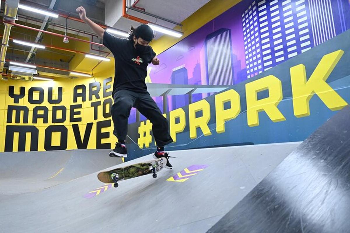 muž předvádí trik na skateboardu na rampě