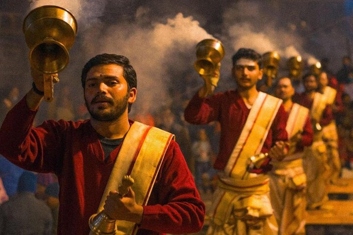 un grup de bărbați într-o slujbă religioasă cu găleți