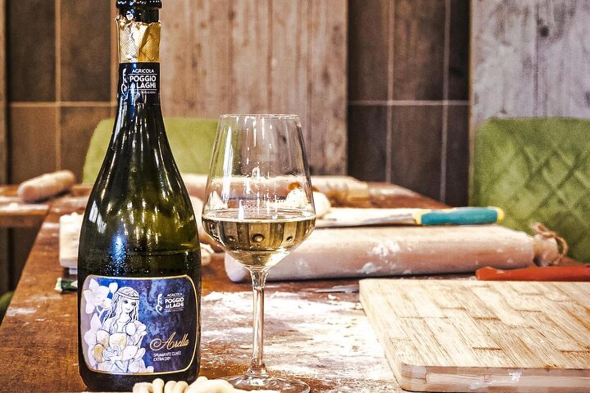 en flaske vin og et glas på et bord