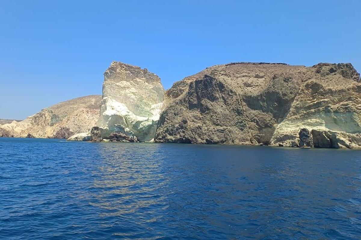 pemandangan dua pulau besar berbatu di dalam air