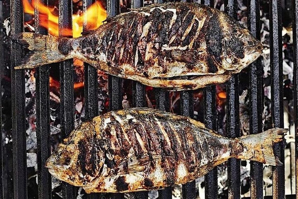 tveir fiskar grillast á grilli