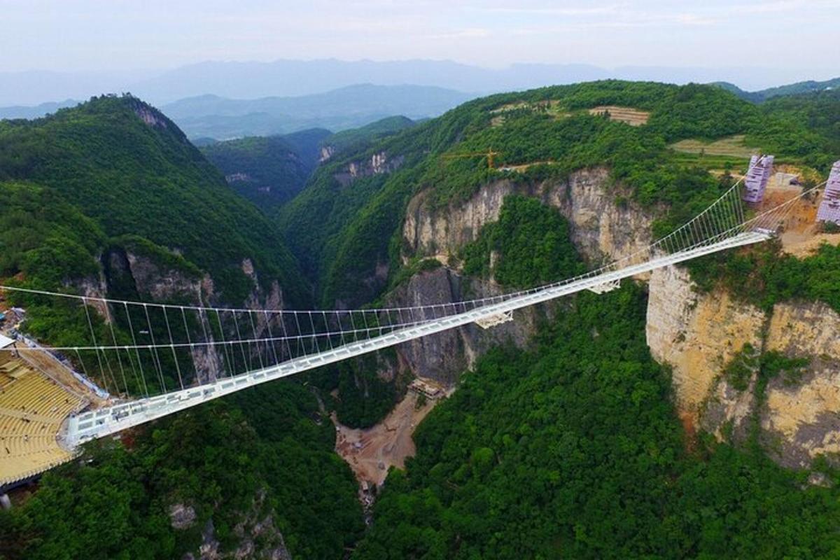 uma ponte no meio de uma montanha com árvores