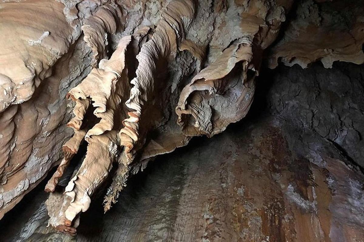 um close de uma formação rochosa em uma caverna