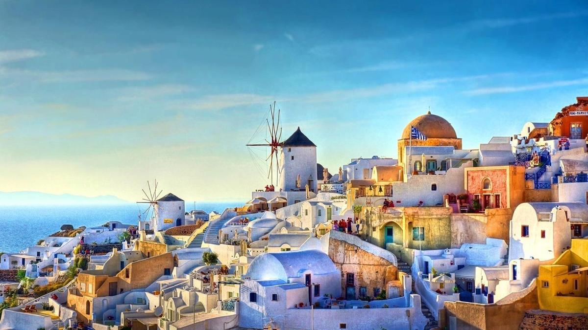 una vista di una città con edifici bianchi e l'oceano