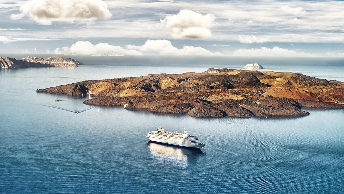una barca in acqua vicino a un'isola