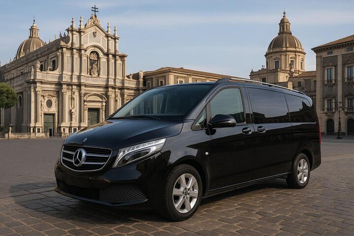sebuah mobil van hitam diparkir di depan sebuah gedung