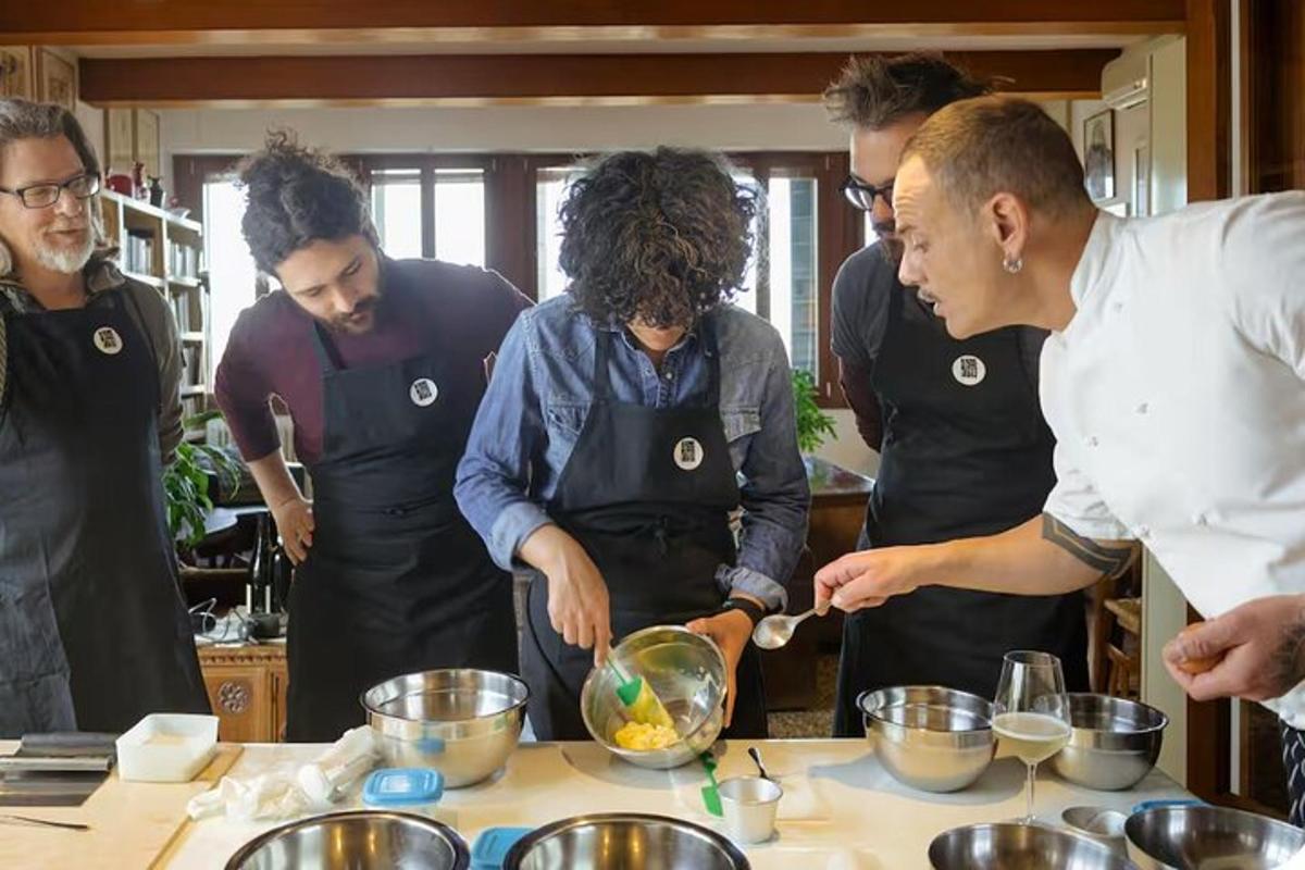 un gruppo di persone in cucina che preparano il cibo