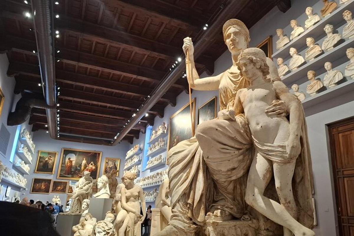 Una estatua de una mujer con una lanza en un museo.
