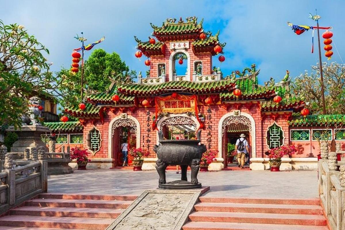 một tòa nhà có đài phun nước ở phía trước